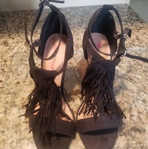 Cute Just Fab fringe sandals size 6 black